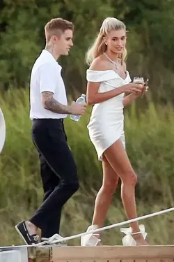 hbz-justin-bieber-hailey-baldwin-rehearsal-backgrid-1569873680.webp