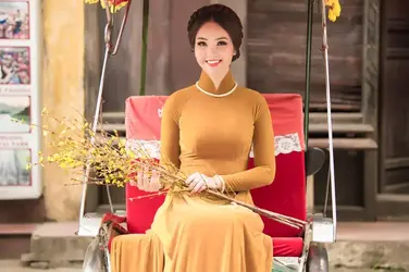 a-hau-thuy-van-tung-bo-anh-ao-dai-don-tet-kieu-sa-ma-goi-cam-quy-e2969c.webp