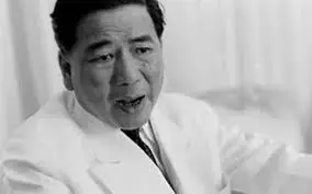 304617