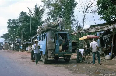 Xe khách trên Quốc lộ 1.jpg
