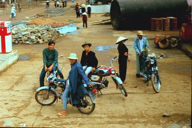 Xe ôm ở thị xã Quảng Ngãi1967.jpg