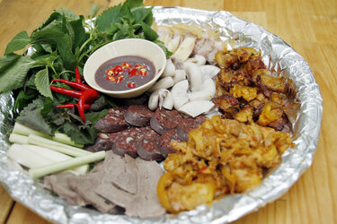 6-mon-an-phai-sanh-doi-voi-mam-tom-moi-tron-vi.jpg