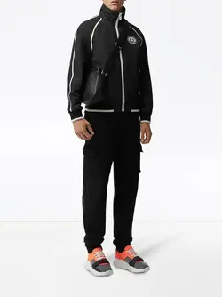 5332907ao_khoac_burberry_equestrian_knight_track_top_chuan_authentic_1.webp
