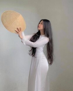 dien-ao-dai-trang-nu-sinh-hut-mat-voi-ba-vong-hoan-hao-sau-lop-vai-mong-manh-b36-5080247.jpg