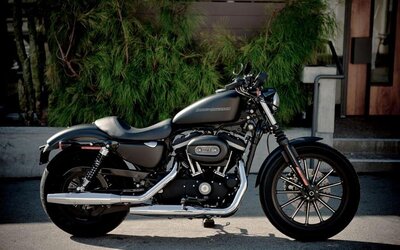 1200px-Harley-davidson-sportster-iron-883.jpg