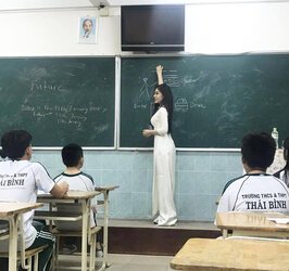 Co-giao-Sai-thanh-gioi-3-ngoai-ngu-choi-4-nhac-cu-va-rat-sexy-co-giao-sai-thanh-2-1516070971-6...jpg