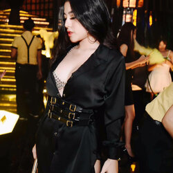 Co-giao-Sai-thanh-gioi-3-ngoai-ngu-choi-4-nhac-cu-va-rat-sexy-co-giao-sai-thanh-9-1516070971-6...jpg