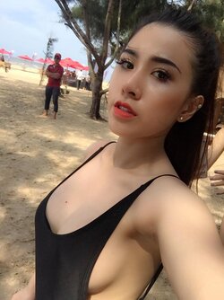 Bức-ảnh-khoe-vòng-một-táo-bạo-của-hot-girl-Nhàn-Đinh-Thanh-Trần.jpg