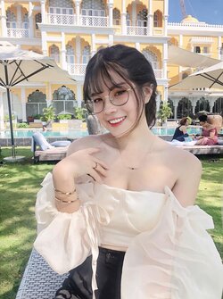 Nu-sinh-nganh-Thiet-ke-lam-xieu-long-cu-dan-mang-Trung-Quoc-nho-net-la-voi-cap-kinh-can-814651...jpg