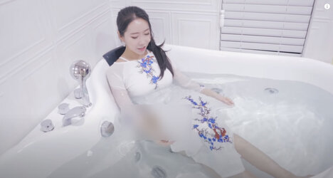 1588597633-442-nguoi-nuoc-ngoai-mac-ao-dai-khong-quan---bien-the-dung-tuc-kho-coi-2-1588517359...jpg