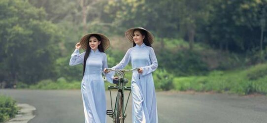 1588597632-123-nguoi-nuoc-ngoai-mac-ao-dai-khong-quan---bien-the-dung-tuc-kho-coi-tap-doc-lop-...jpg