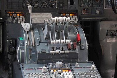 800px-Center_panel_of_B747-100_cockpit.jpg