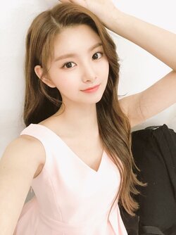 Wang-Yi-Ren-Nu-than-Kpop-“nhin-la-yeu-lien”-7.jpg