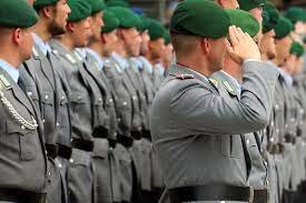 Widerstand gegen Bundeswehr im Corona-Einsatz: Da kann die  Verteidigungsministerin dem Linksdrall mal einen einschenken - Politik -  Tagesspiegel