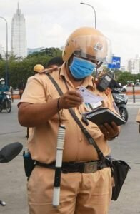 1589535167-nhieu-nguoi-dan-o-tphcm-bat-ngo-khi-bi-csgt-dung-phuong-tien-de-kiem-tra-anh-2-1-15...jpg