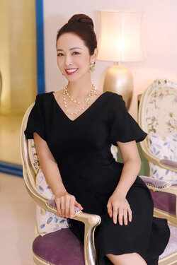 hoa-hau-4-con-jennifer-pham-ngay-cang-goi-cam-12.jpg