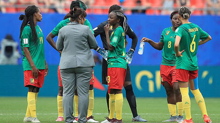 Cameroon_khong chiu vao san.jpg