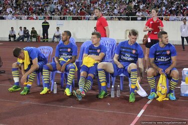 chi-co-o-viet-nam-sao-arsenal-moi-duoc-ngoi-du-bi-tren-ghe-nhua-eed509.jpg