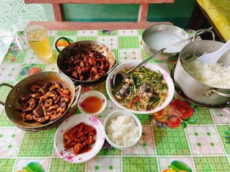 phat-me-voi-cac-mon-an-nha-que-cua-co-gai-mien-tay-lam-xao-xuyen-bao-nguoi-con-xa-xu1.jpg