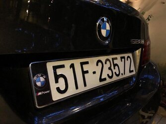 ep-inox-lien-khoi-bien-so-dai-xe-hoi-o-to-kieu-co-co-phong-cach-chau-au-xe-bmw-528i-gia-re-dep...jpg