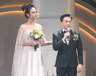1564461212-180-me-cuong-do-la-dan-do-gi-con-dau-nguoi-tay-trong-dam-cuoi-vua-qua-af1i5619-1564...jpg