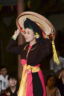 nhan-sac-xinh-dep-cua-thanh-dong-9x-ha-thanh-gay-sot-mang-5.jpg