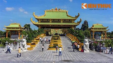 ben-trong-ngoi-den-dat-vang-nghin-ty-tai-dai-nam-0.jpg