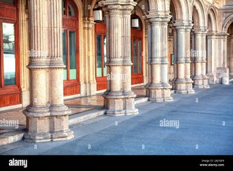 columns-in-baroque-style-of-vienna-operahouse-2AJYGF4.jpg