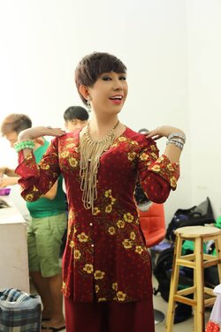 Long-Nhat-bi-sao-nu-noi-tieng-goi-la-le-ba-chanh-2-20151019221313-1592989975-954-width1365heig...jpg Long-Nhat-bi-sao-nu-noi-tieng-goi-la-le-ba-chanh-2-20151019221313-1592989975-954-width1365heig...jpg