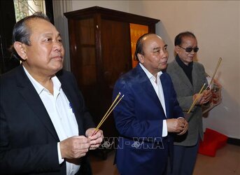 vna_potal_thu_tuong_nguyen_xuan_phuc_thap_huong_tuong_niem_tong_bi_thu_do_muoi_215216663_stand.jpg