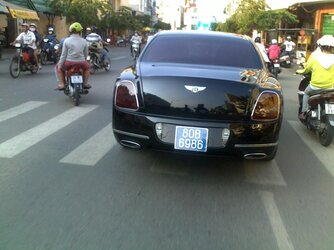 sieu-xe-bentley-bien-xanh-80b-gia-5-ty-dong-chay-tren-duong-pho-saigon-giaoduc.net.vn-giaoduc....jpg