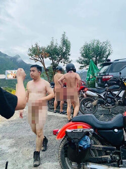 1570618121-935-nhom-dan-ong-khoa-than-o-ma-pi-leng-ghe-tom-trong-nhu-quai-vat-khoa-than-1-1570...jpg