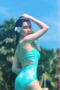 hoa-minzy-tung-anh-dien-bikini-cuc-ben-nhung-lai-bi-hoi-co-don-mong-khong-hinh-2.jpg
