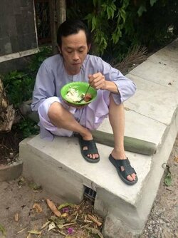 hoai-linh-o-khach-san-5-sao-nhung-van-muon-an-ca-kho-va-mam-051085d5.jpg