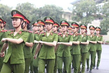 nu-sinh-canh-sat-10-3-1201010.jpg