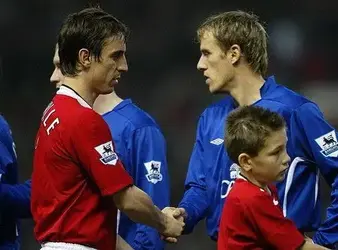 hau-ve-phil-neville-hinh-anh-6.webp