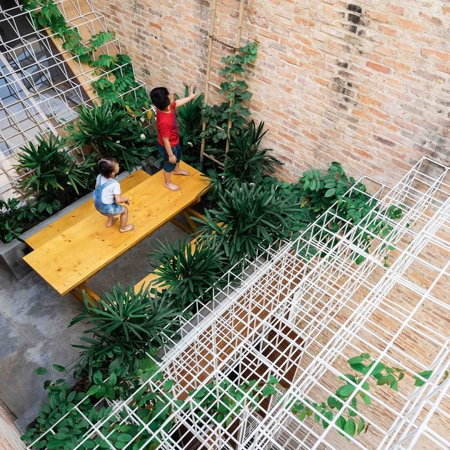 Dàn thép vừa là nơi để cây hoa giấy bám vào, vừa là nơi để lũ trẻ có thể vui đùa trên tầng thượng. Vấn đề an toàn đã được các kiến trúc sư tinh toán và biểu hiện thông qua độ dốc của tấm đan. Dàn thép vừa là nơi để cây hoa giấy bám vào, vừa là nơi để lũ trẻ có thể vui đùa trên tầng thượng. Vấn đề an toàn đã được các kiến trúc sư tinh toán và biểu hiện thông qua độ dốc của tấm đan.