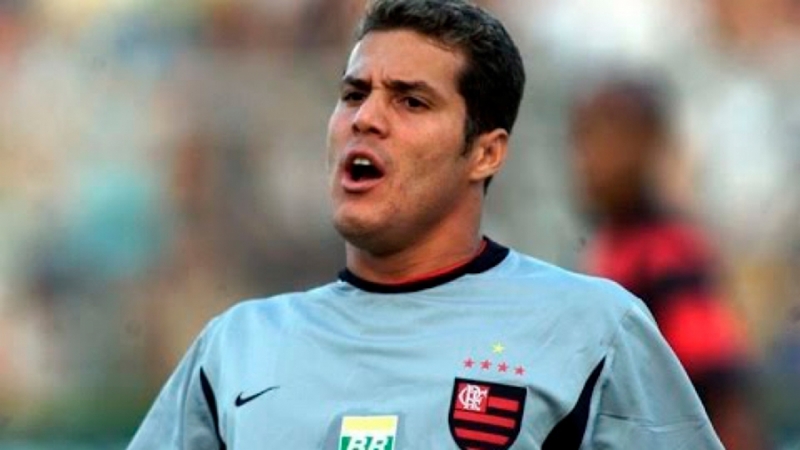Ngày 3/9/1979, Julio Cesar Soares de Espindola chào đời ở Duque de Caxias, Brazil. Năm 1997, ông đã có trận đấu chuyên nghiệp đầu tiên.