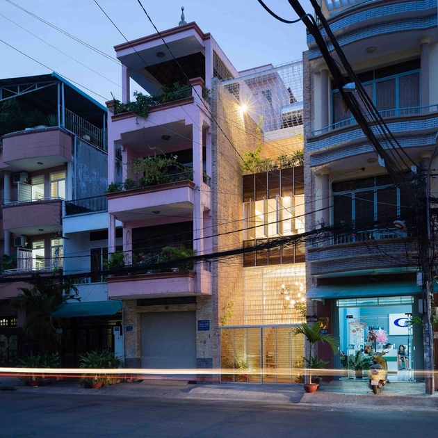 Ngôi nhà khi về đêm. Các thanh thép cùng ánh sáng khiến ngôi nhà trở lên nổi bật giữa những khối đặc kín xung quanh. Ngôi nhà khi về đêm. Các thanh thép cùng ánh sáng khiến ngôi nhà trở lên nổi bật giữa những khối đặc kín xung quanh.