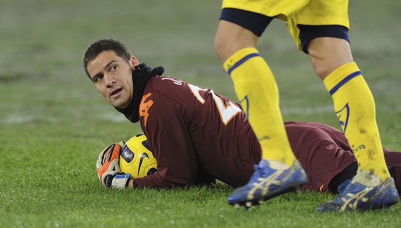 Tháng 1/2005, Julio Cesar gia nhập Chievo Verona. Tuy nhiên, đây chỉ là 1 thỏa thuận của Inter Milan và Chievo nhằm tránh vi phạm luật giới hạn số lượng cầu thủ ngoài EU tại Serie A. Vậy nên, thủ môn người Brazil đã không được ra sân dù chỉ 1 phút.