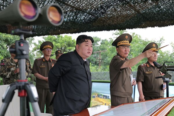 Chủ tịch Kim Jong-un thị sát cuộc diễn tập pháo binh của quân đội