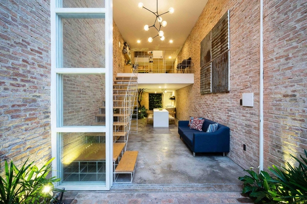  Từ lối vào, phòng khách và phòng ăn hiện diện đầu tiên, phía trên tầng lửng là văn phòng làm việc- Nơi gia chủ sáng tạo ra những mẫu may đẹp mắt. 
