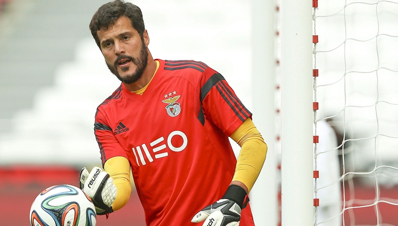 Tháng 8/2014, ở tuổi 35, Julio Cesar chuyển sang Benfica. Thủ môn người Brazil có 3 năm chơi bóng tại Estadio da Luz, ra sân 83 trận và có 38 trận không cho đối thủ ghi bàn.